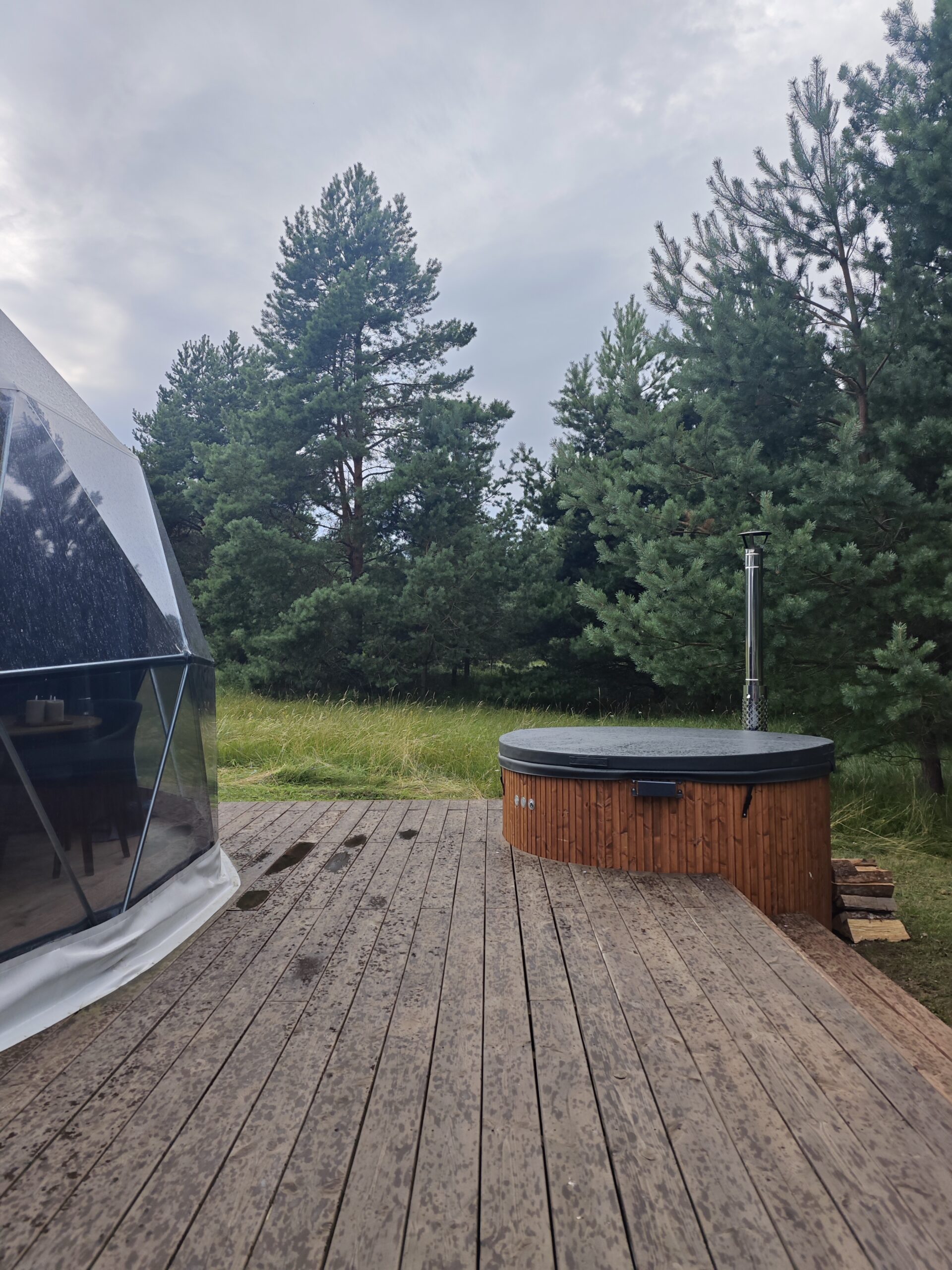 Kümblustünn ja kuppelmaja Merekalda Glämpingus